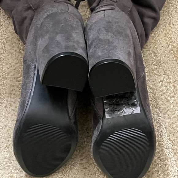 Gray brand new lace up boots. Size 5.5 - Picture 4 of 5